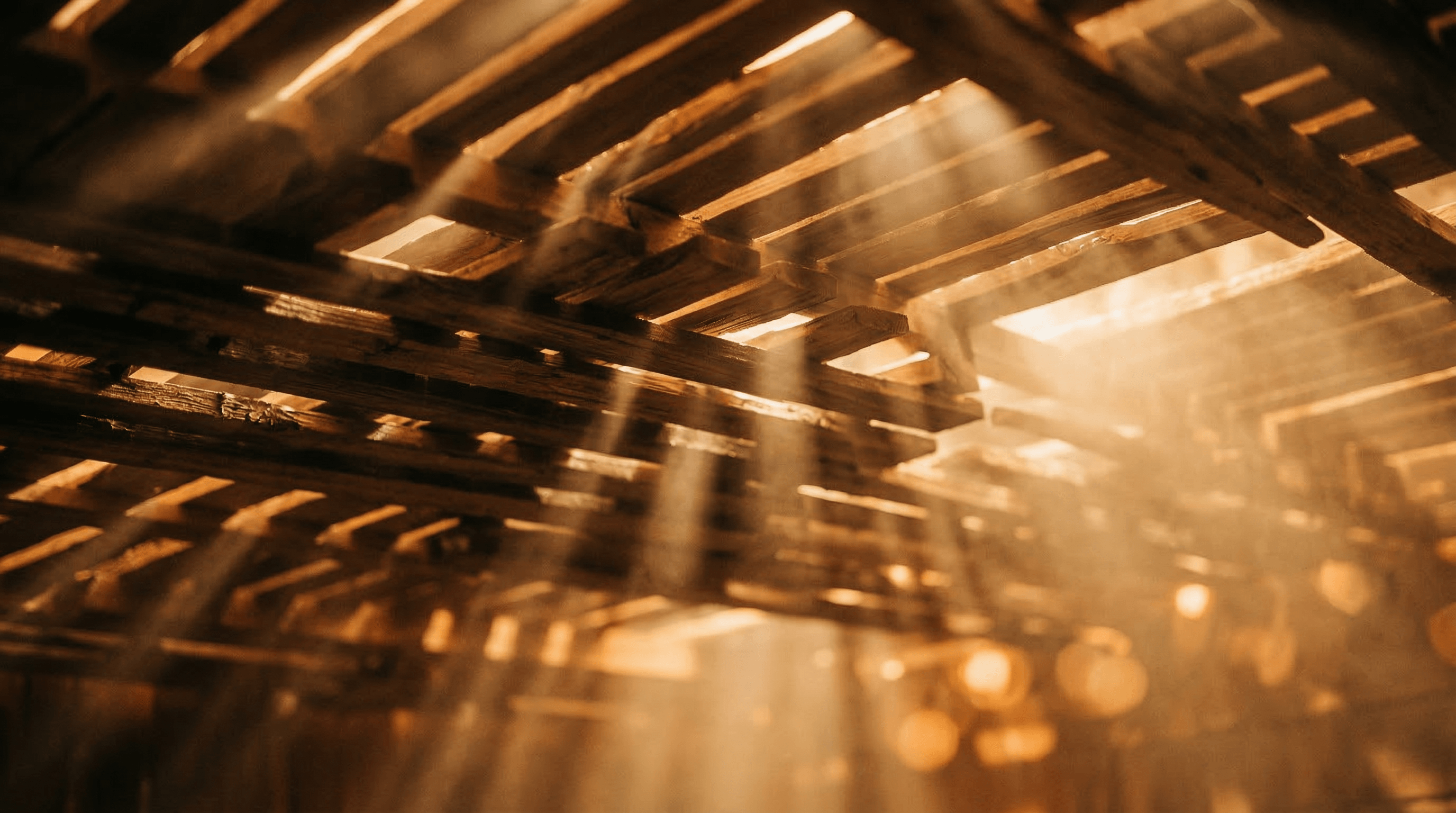 Sauna-Holzlamellen mit warmem Lichteinfall — Hintergrund